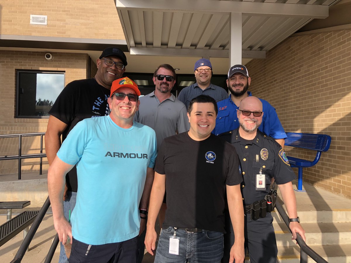 Nothing better than #FridayHighFives with @davidarencibia and the @CMSDadsClub at @CmsColts! #SaferTogether #RelationalPolicing #Colleyville @GCISD @ColleyvillePD