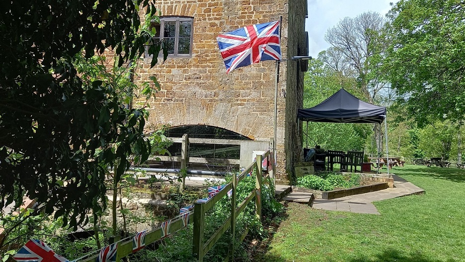 🇬🇧 Here's what's happening at the Mill this weekend 👑 📺 Sat - come and watch the Coronation coverage in the Steam Room 🥪 Sun - We have The Big Lunch taking place, but the rest of the garden and the Tap Room are open as normal 🍺 Mon - open for the bank holiday 12pm-5pm 🍻🍷