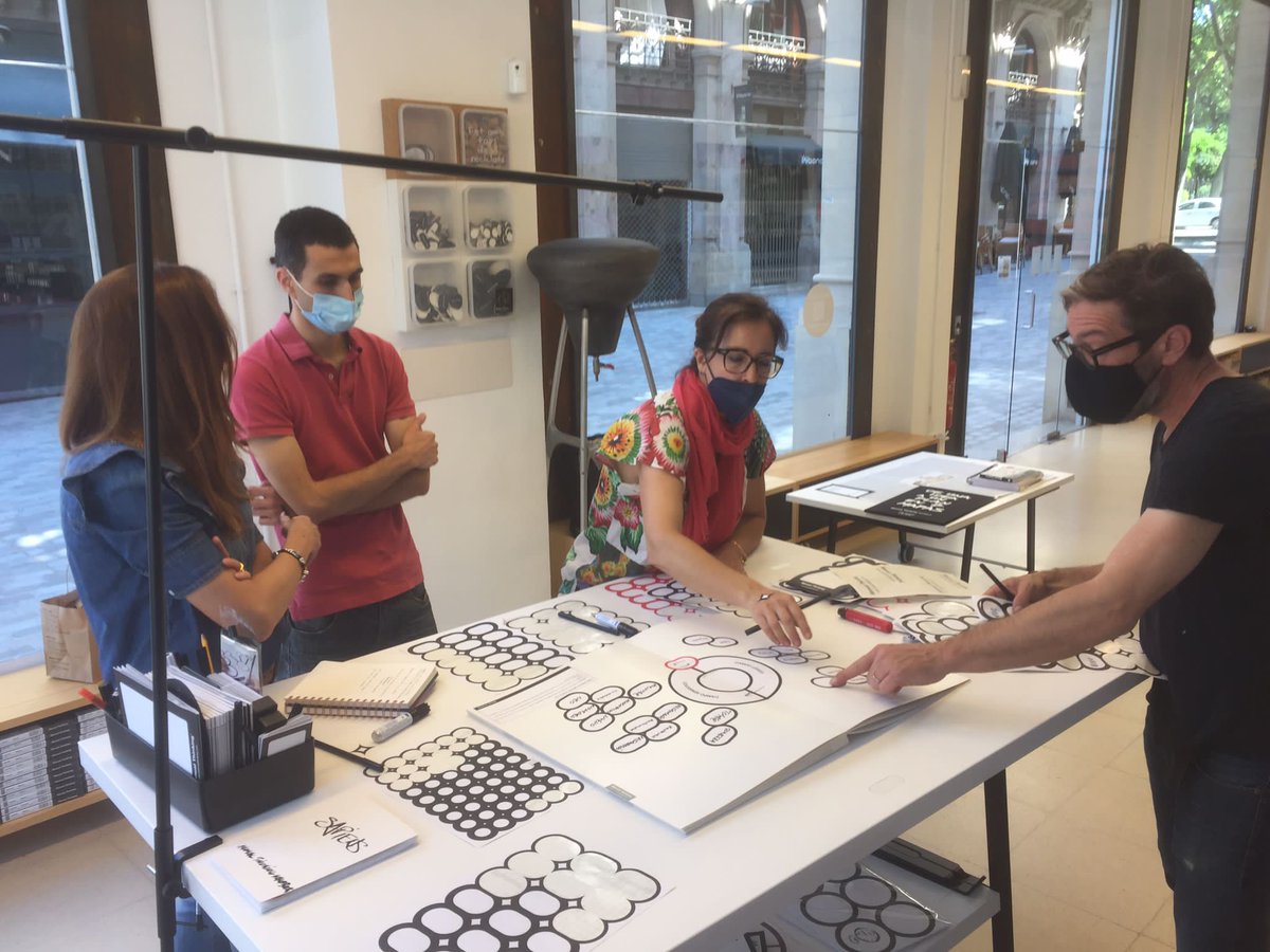 Para conseguir un taller sintético y práctico de la metodologia Sapiens, necesitábamos una herramienta que permitiera visualizar fisicamente cada método y extraer toda su potencialidad. Lo hicimos de la mano de @LukiHuber1 e inspirados en su Manual Thinking. ¡Muchas gracias Luki!