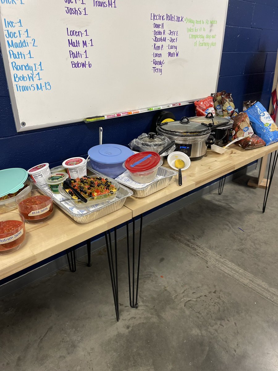 Happy Cinco De Mayo. Chip and dip day at 2614! <a href="/charlesatlowes/">charlesatlowes</a> @AlexStempovschi <a href="/HR_KristenS/">Kristen Stumpf</a> <a href="/IsaacatLowes/">Isaac Wakefield</a>