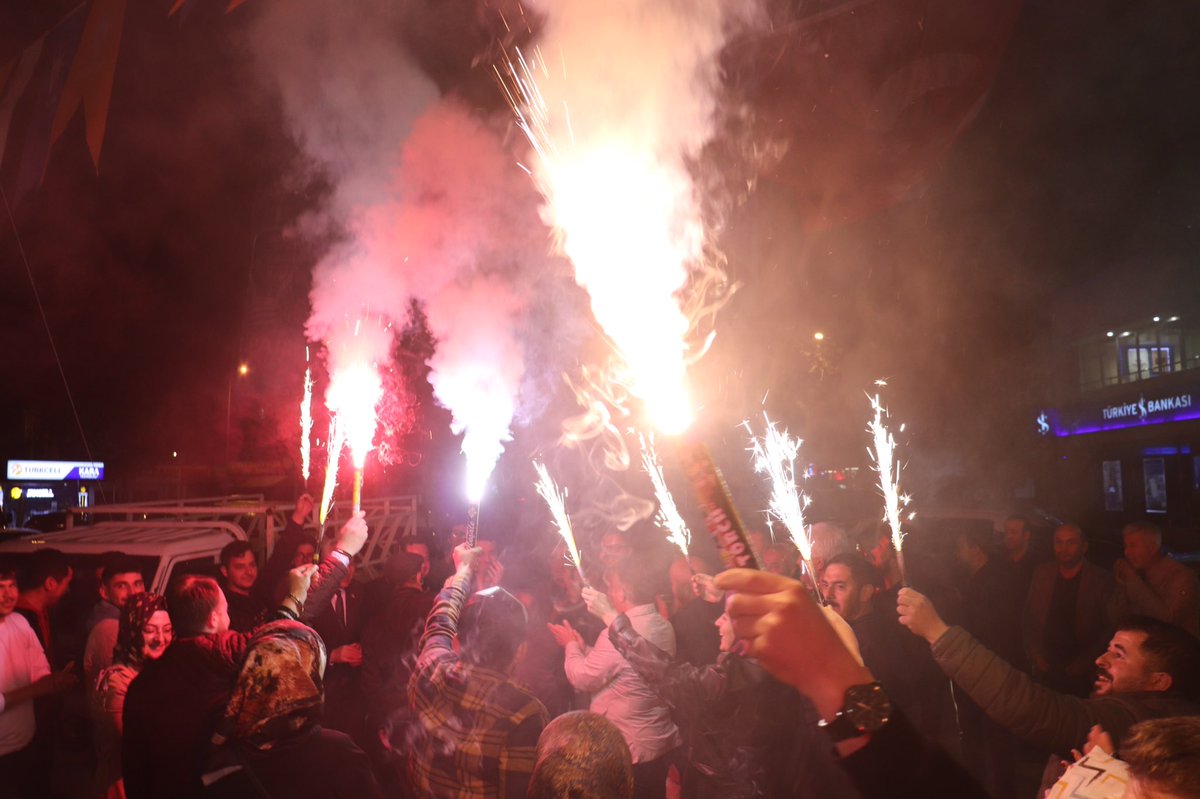 Korkuteli seçim ofisimizde gece yarısından sonra hemşerilerimizin oluşturduğu coşku milli iradenin yeni zaferini müjdeliyor…