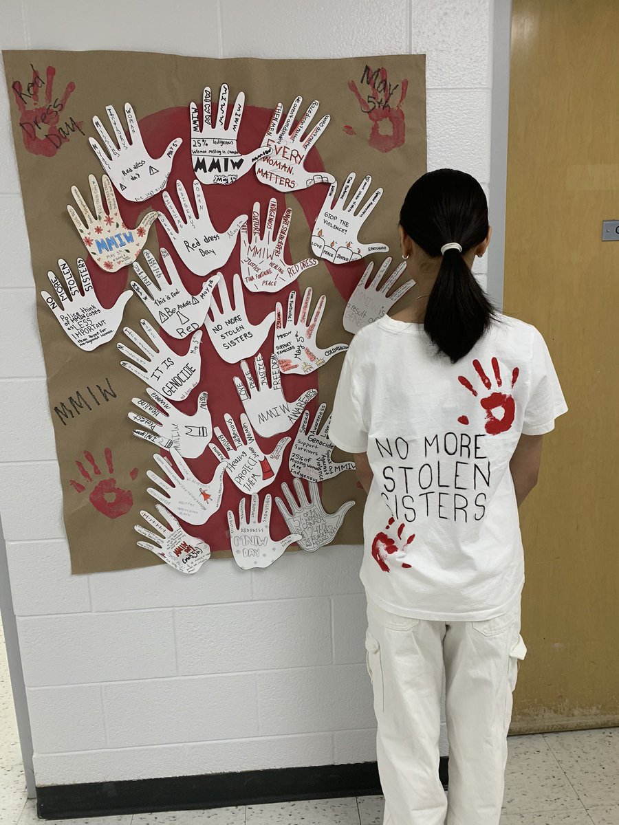 MrsKJordan's tweet photo. #MMIW #RedDressDay https://t.co/3041Ed0Xan
