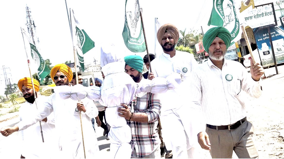 vaddajangi's tweet photo. @lehra1961 हमारी जत्थेबंदी का नाम भारतीय किसान यूनियन एकता डाकौंदा है। आप के समर्थन में हम जंतर मंतर आये थे कल का माहौल देख कर हम ने आपके लिये पंजाब में संगर्ष तेज कर दिया है। इस लिये हम पंजाब में ब्रिज भूषण के पुतले साड़ रहे है।सो आप घबराओ मत हमारी जत्थेबंदी आपके साथ है। https://t.co/8RUnNoNBiw