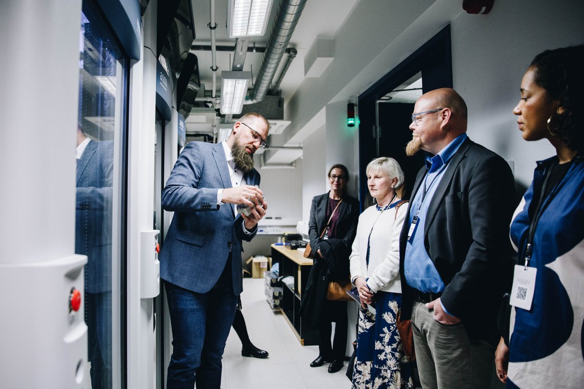 🇸🇪 👑 During their visit to Estonia, the Swedish royal couple was accompanied by a business delegation, which included representatives from top Swedish #HealthTech companies such as AstraZeneca and Asker Healthcare Group. It was a great honour to host the delegation @ESTbiobank!