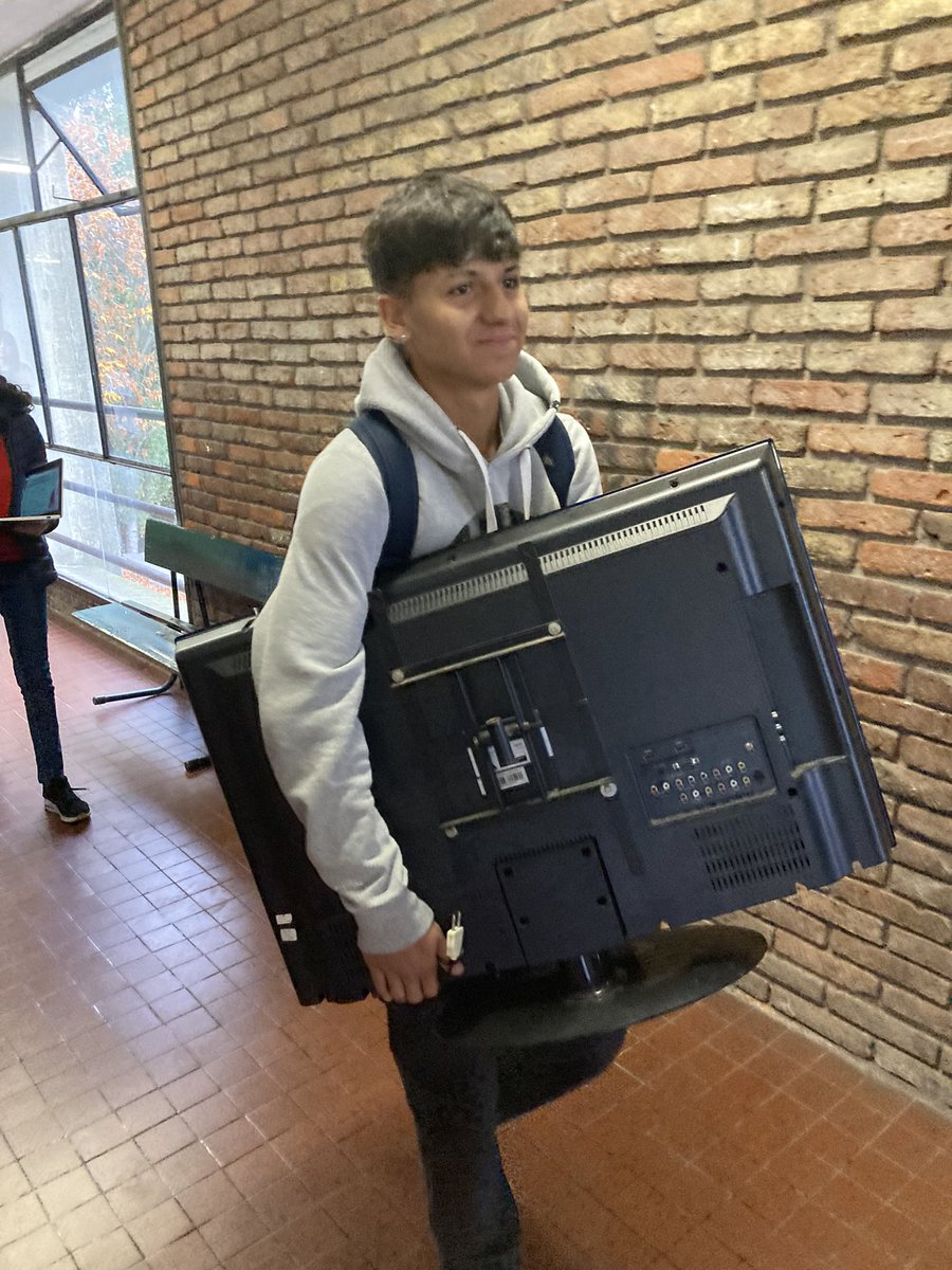 en otros liceos se agarran a las piñas, acá nos robamos teles