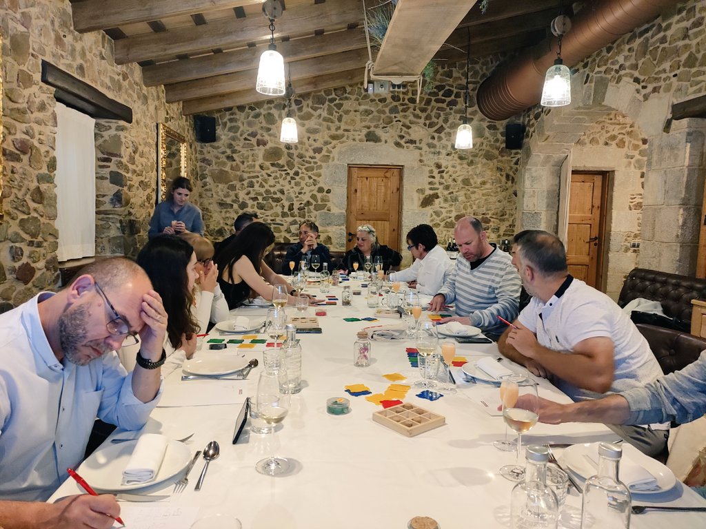 PaulaSerentill's tweet photo. Ahir gràcies a @EDBARCANOVA vam poder gaudir d'un format de xerrada taller sobre situacions d'aprenentatge de matemàtiques molt gustós: un sopar matemàtic!!! Gràcies per aquesta oportunitat @LastraPili i @raulf sempre és un plaer compartir formacions amb tu. https://t.co/cGieirgTab