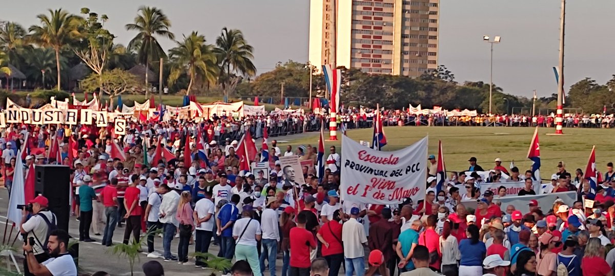 FMC_Cuba's tweet photo. De todo el país llegan imágenes de alegría y unidad de pueblo. Nada puede doblegar la entereza de #Cuba 
#ALaPatriaManosYCorazón #MujeresEnRevolución https://t.co/fGXfBQKoYd