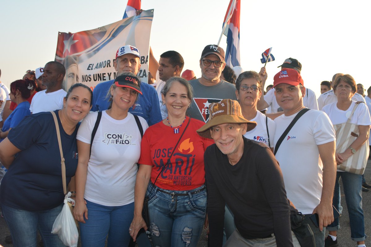 FMC_Cuba's tweet photo. De todo el país llegan imágenes de alegría y unidad de pueblo. Nada puede doblegar la entereza de #Cuba 
#ALaPatriaManosYCorazón #MujeresEnRevolución https://t.co/fGXfBQKoYd