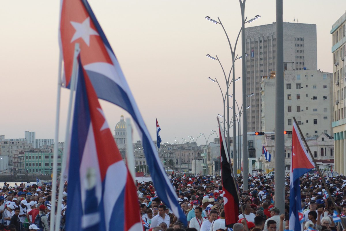 FMC_Cuba's tweet photo. De todo el país llegan imágenes de alegría y unidad de pueblo. Nada puede doblegar la entereza de #Cuba 
#ALaPatriaManosYCorazón #MujeresEnRevolución https://t.co/fGXfBQKoYd