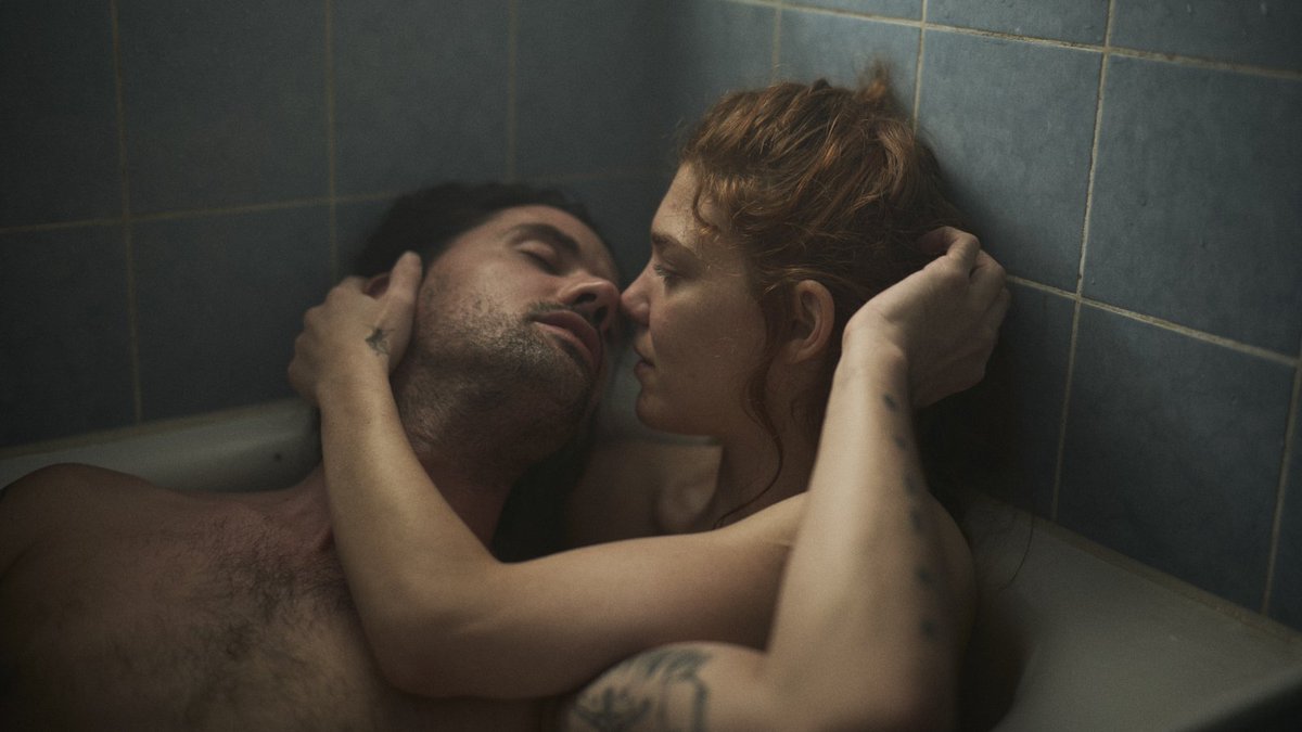 FuckCinephiles's tweet photo. Avec #99Moons, le cinéaste Jan Gassmann esquisse un portrait de la génération Y dans toute sa complexité, autant qu'il confronte la volonté de faire couple et le désir de liberté, explorant les limites des relations amoureuses. (@CookieTime_LE) https://t.co/hOP1fMOLNj