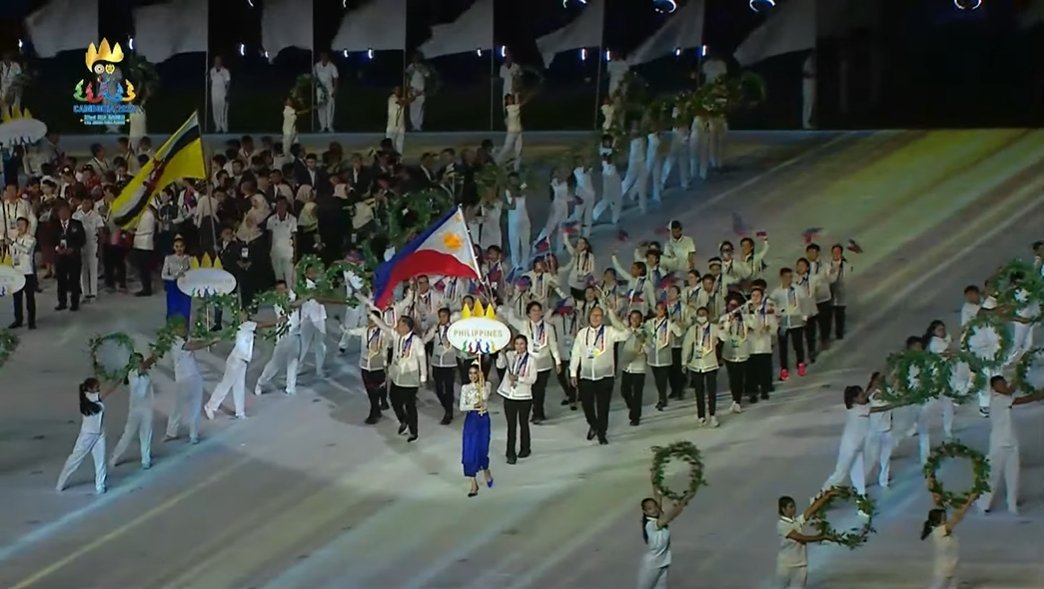 OneSportsPHL's tweet photo. 🇵🇭🇵🇭🇵🇭

Led by the best Filipina athletes, the Philippine delegation make their official entrance in the 32nd Southeast Asian Games opening ceremony at the Morodok Techo National Stadium in Cambodia.

#SEAGames32 #Cambodia2023 https://t.co/NGpUeTSnGZ