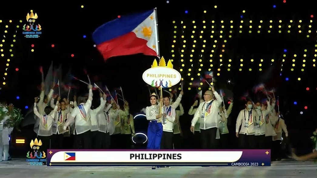 OneSportsPHL's tweet photo. 🇵🇭🇵🇭🇵🇭

Led by the best Filipina athletes, the Philippine delegation make their official entrance in the 32nd Southeast Asian Games opening ceremony at the Morodok Techo National Stadium in Cambodia.

#SEAGames32 #Cambodia2023 https://t.co/NGpUeTSnGZ