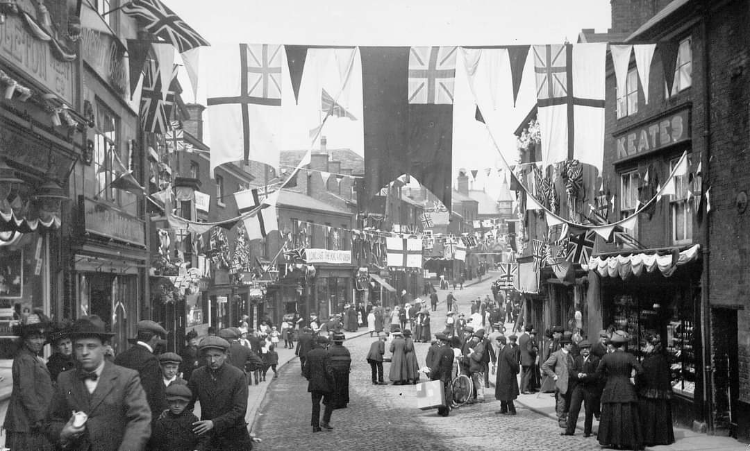 CongletonMuseum's tweet image. 📷 People celebrating the coronation of George V on Bridge Street in Congleton in 1911. 

#Coronation #congleton #History