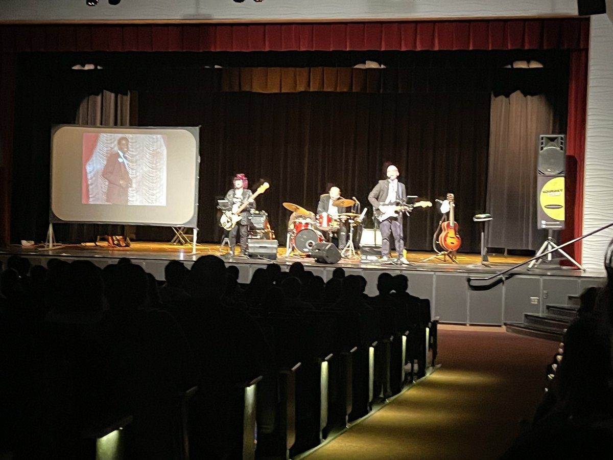 LibraryMESMS's tweet image. Wow! So much fun seeing the Squeaky Clean Band at this morning’s assembly! @squeakyclean321 great way to start the day.