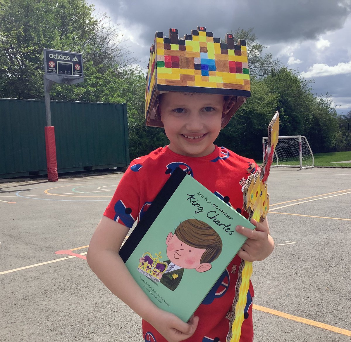Class1Aspull's tweet photo. Our crown design winner for Key Stage 1 👑🇬🇧👑🇬🇧👑 #acpsbritishvalues #fitforaking https://t.co/TzXVjEeZSG