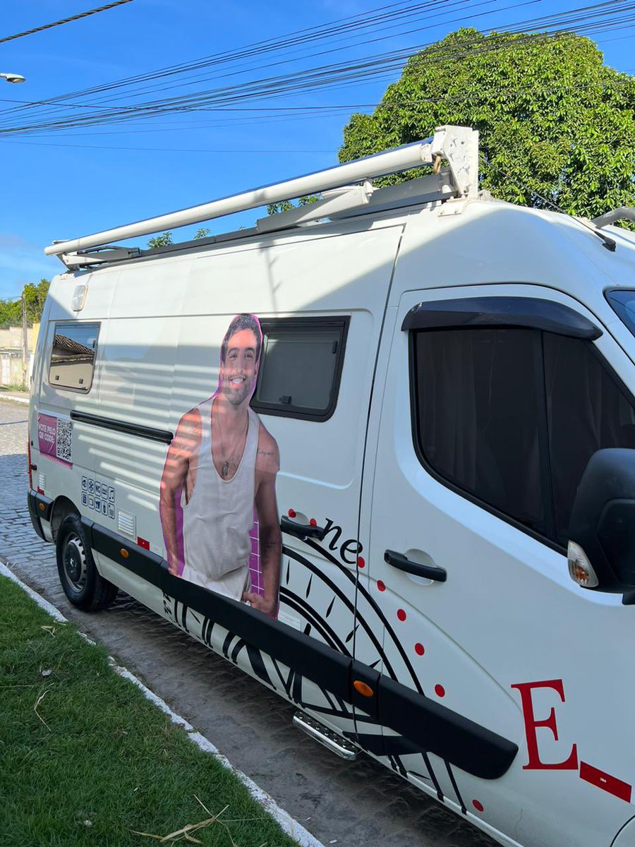 falamuka's tweet photo. 🔥EITA! Ricardo Villardo, que luta por uma vaga na Mansão do reality #AGrandeConquista,  alugou um motorhome pra fazer campanha! Ele está em Casimiro de Abreu, no interior do Rio e pretende visitar cidades do Rio e SP até domingo pedindo votos do público. O gato investiu, hein? https://t.co/hN2HnYY7nj