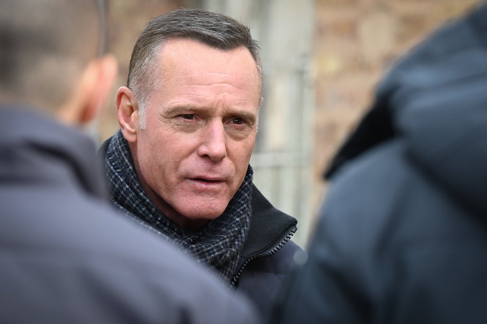 BegheSpain's tweet photo. Promo pictures from the next. -- "Fight" Episode 1020 
(Photo by: @loriallenphotodesigns /NBC)
✨

#jasonbeghe #jasonbeghespain #onechicago #sgtvoight
#onechicagoworld #onechicagofamily
#nbconechicago #nbcchicagopd #cpd #hankvoight #wolfentertainment #lifeonset 
#chicagopd https://t.co/fjrmsSfrZJ