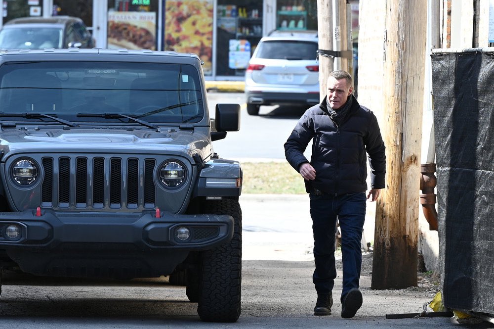 BegheSpain's tweet photo. Promo pictures from the next. -- "Fight" Episode 1020 
(Photo by: @loriallenphotodesigns /NBC)
✨

#jasonbeghe #jasonbeghespain #onechicago #sgtvoight
#onechicagoworld #onechicagofamily
#nbconechicago #nbcchicagopd #cpd #hankvoight #wolfentertainment #lifeonset 
#chicagopd https://t.co/fjrmsSfrZJ