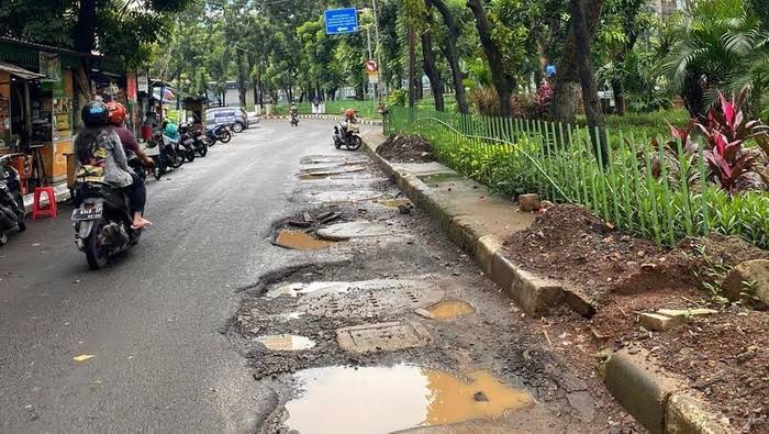 Di Lampung banyak jalan berlobang
Di DKI banyak jalan dilobangi😃👎