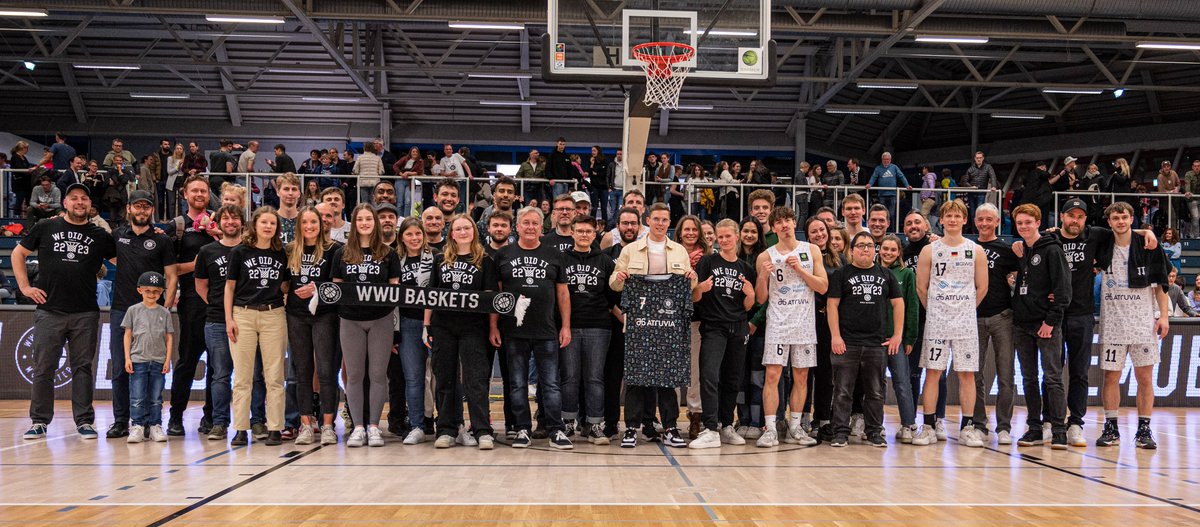 unibaskets's tweet photo. 🖤🤍 Danke an das Team hinter dem Team! Danke für Eure riesige Unterstützung! Ohne Euch wäre diese wunderbare Saison nicht möglich gewesen.
#wwubaskets #wearemuenster #basketball #münster #barmer2basketballbundesliga #ProA 📷 Karwinski https://t.co/z3D544gT6j