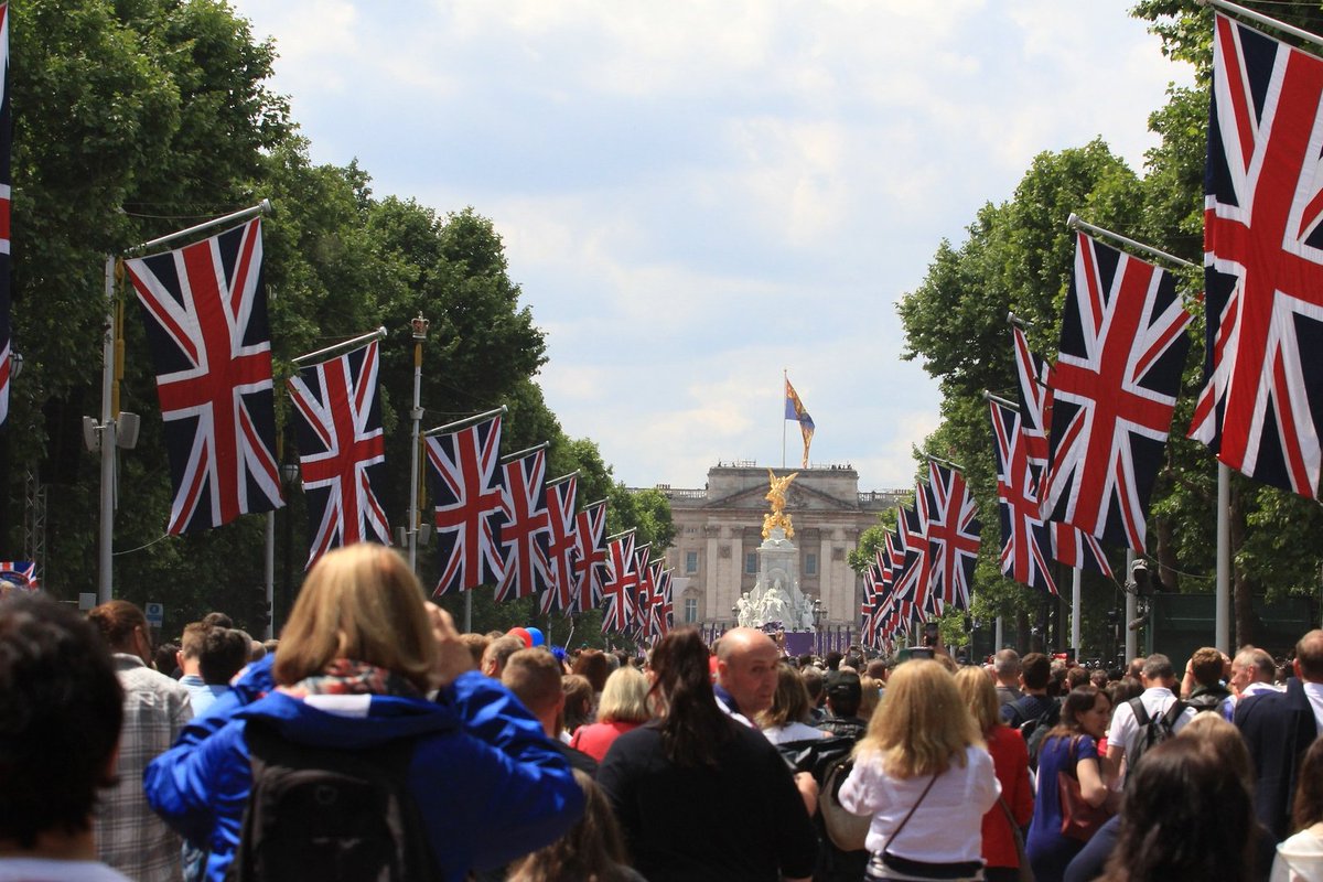 Have a right royal weekend of it..! 🇬🇧#CoronationWeekend #KingCharlesIII #KingCharlesCoronation #fridayfeeling
