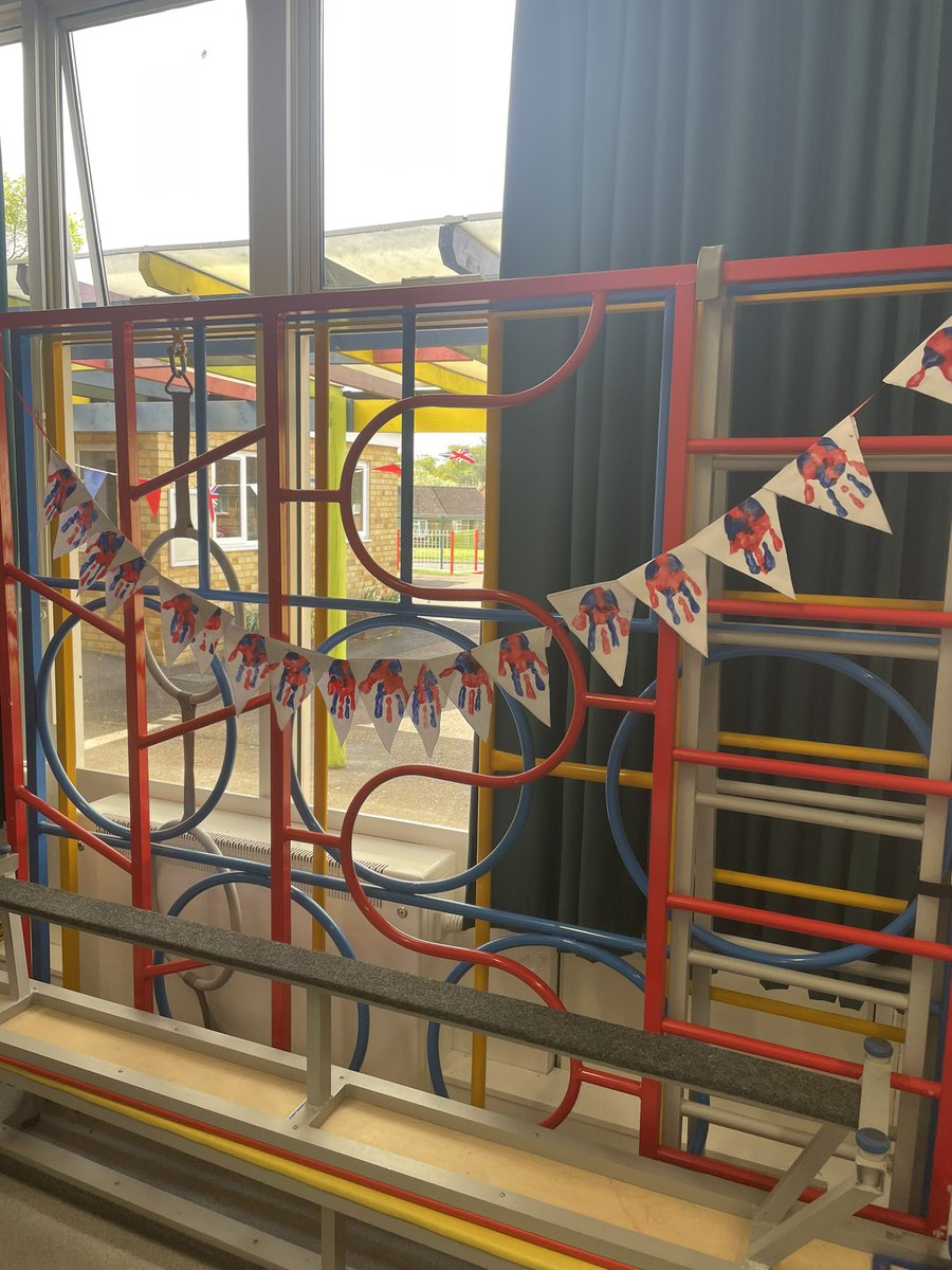 StPaulsTongham's tweet photo. Today we made our own special coronation lunch. We had sandwiches, cake and strawberries &amp; cream. https://t.co/wR4De9fZCq