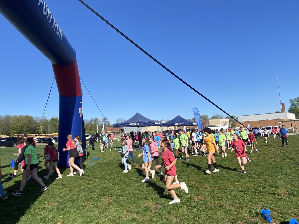 Students are having a FUN time at the FUN RUN fundraiser!