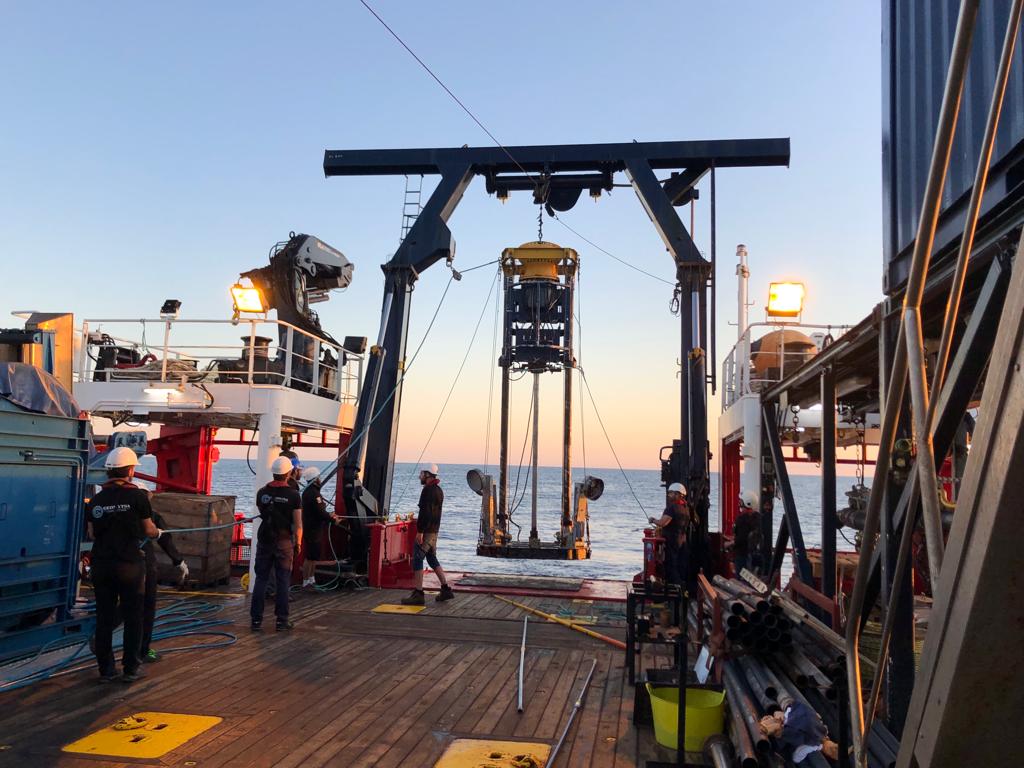 Intense fieldwork, first thing in the morning vibrocore is on! Let's discover the secrets below maerl beds <a href="/marbefes/">MARBEFES</a> @andreacabrito <a href="/sdejuan/">Silvia De Juan</a>