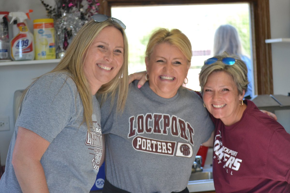PORTERSoftball1's tweet photo. So MANY Smiles!!  Thanks to all who made our Pack the Stands partnership with LJMS a success!  @lthsathletics #PorterPride ♥️🥎⚓️ https://t.co/Sc9EwN07cI