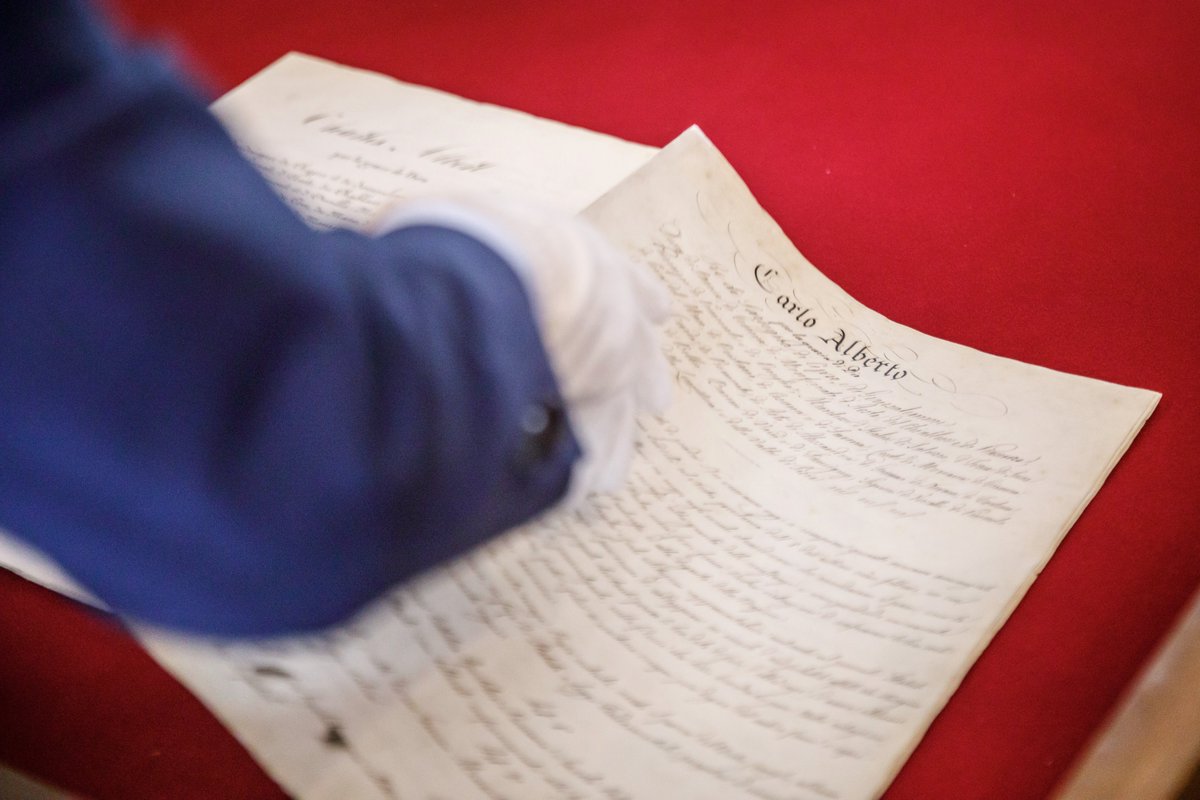 #Senato75. Dietro le quinte della mostra che apre i battenti domani a #PalazzoGiustiniani con gli originali della #Costituzione e dello #StatutoAlbertino. Aperta dalle 10 alle 18 di tutti i fine settimana e dei festivi fino all'11 giugno senato.it/attualita/arch…