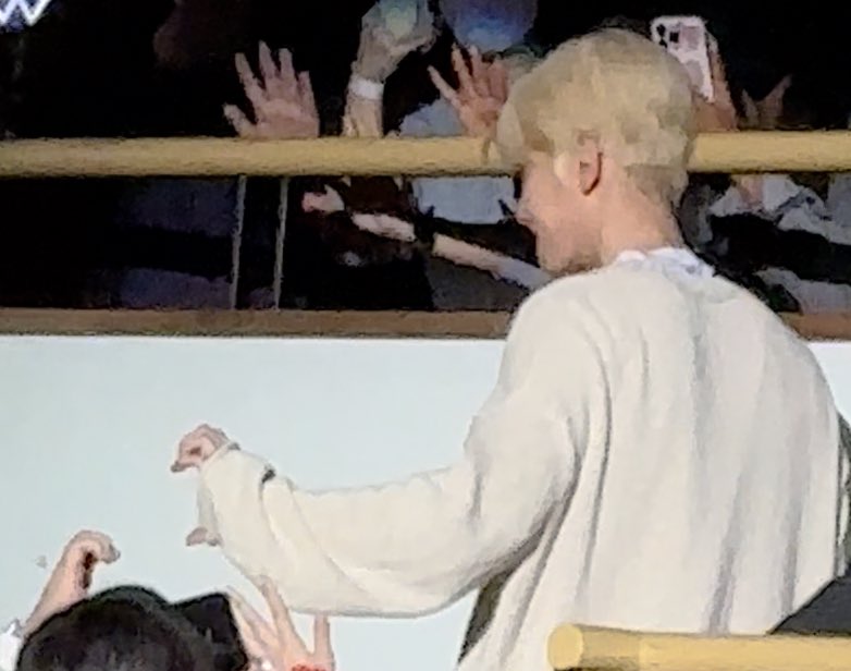 오빠 왜이렇게 다정함?
슈슈슈슝 지나가면서도 손하트 뜝 하구 해줌