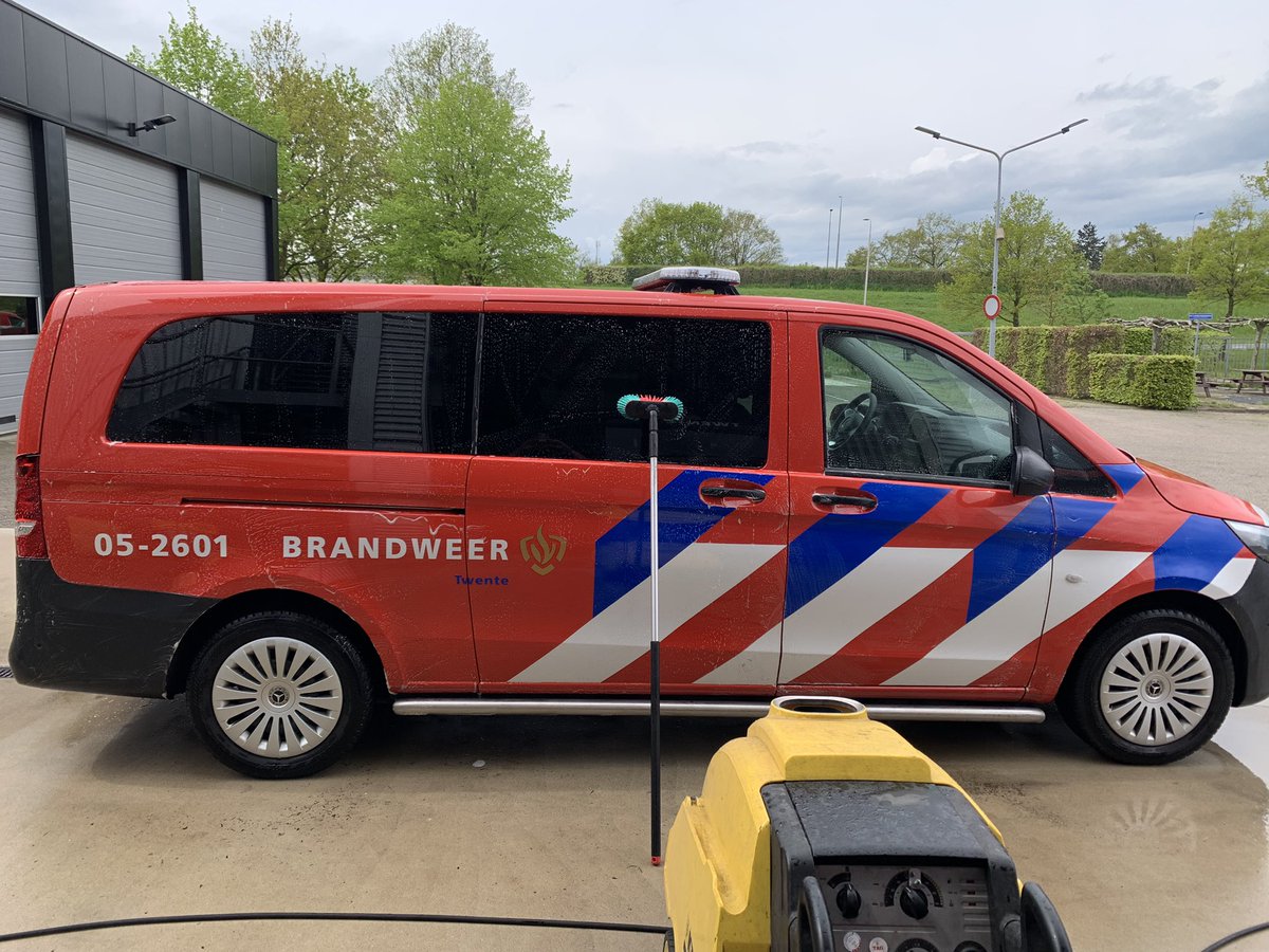 De collega’s hebben de nabluswerkzaamheden nabij #Smilde afgerond. Met ondersteuning van het #droneteam van <a href="/BrandweerTwente/">Brandweer Twente</a> hebben ze zo’n 6 tot 8 hectare (12 tot 16 voetbalvelden) afgeblust. Verzorging door de collega’s van <a href="/VRDrenthe/">VR Drenthe</a>👌🏻 Inmiddels terug en voertuigen ook weer 🤩