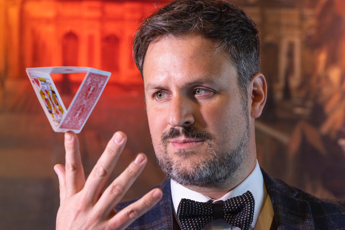 kevinquantum's tweet image. Photo shoot! 📷
A wise man once said that ‘only magician who balances three cards will have prosperity’.
So that’s that.

Photo Credit - @ColinHattersley  
Location - @WAEdinburgh 

#magic #waldorfastoria #cardtricks #edinburgh