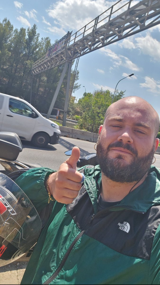 Aquesta nit m'han robat la moto, però hi ha una cosa que no em podran robar mai: el cabell. Als lladres que us l'heu emportat: aneu amb compte que el fre davanter no funciona bé i voldria ser jo qui us enxampi i no una mala corba.