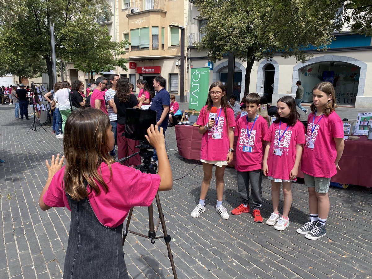 MiquelUtrillo's tweet photo. Avui, uns quants alumnes de la nostra escola han participat de la fira #robolot a Olot com a representants dels centres pilot #FAIG del @cesirecat . Han presentat el projecte de la campanya de donació de sang. 
Ha estat una experiència molt enriquidora. #utrillomola #somfaig https://t.co/6oPeBQHgVg