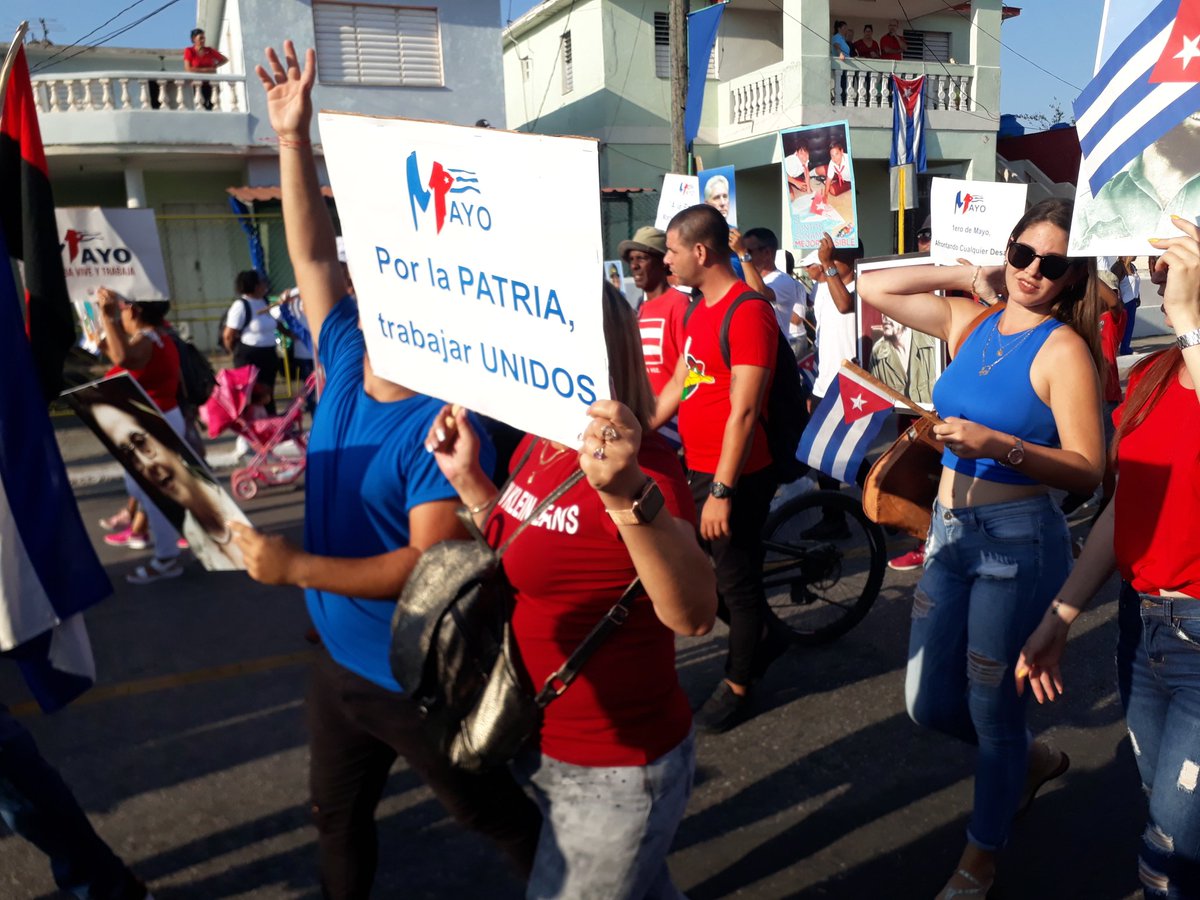 MatanzasUni's tweet photo. Poniendole #ALaPatriaManosYCorazon el colectivo de la Universal #Matanzas desfilando por el día internacional de los trabajadores 
#MatancerosEnVictoria 
@FredesvindaLop1 https://t.co/VOueLJOxhd