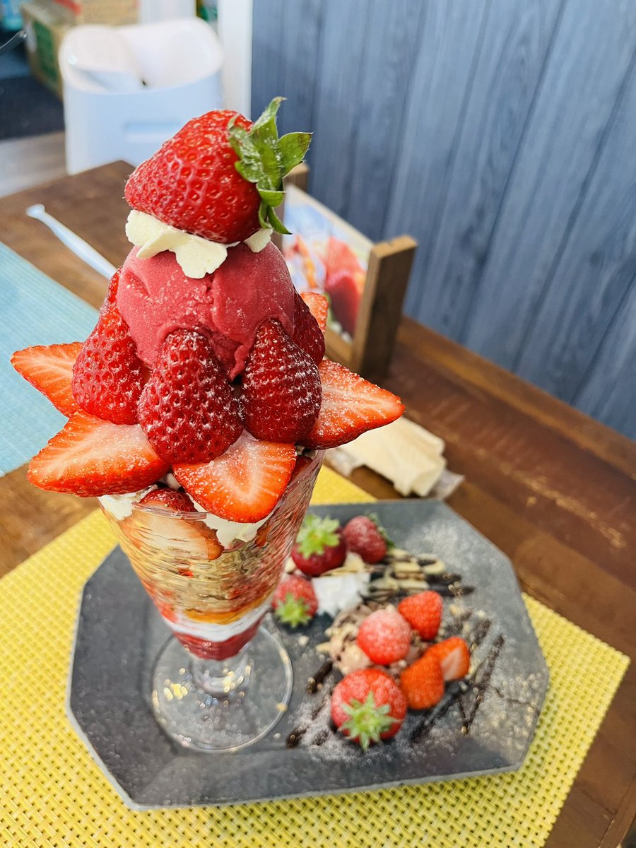 sanosuke0105's tweet photo. いちごパフェ美味しやった✨️
古都華と明日香ルビーのパフェ🍓
#奈良 #いちごパフェ #Cafenatural https://t.co/MaY8ozfBwy