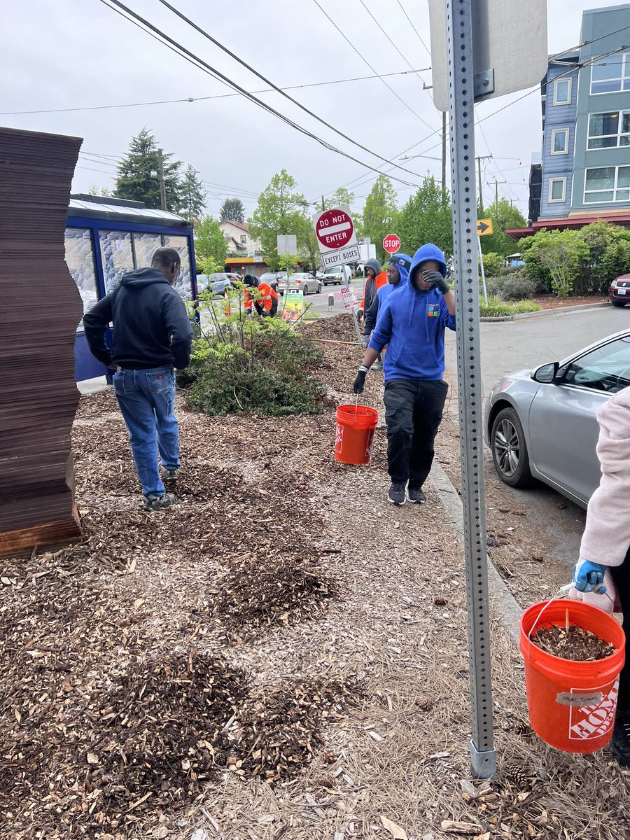 fn_marisol's tweet photo. Thursdays & Fridays are RBACโs Crime Prevention through Environmental Design days (CPTED) yesterday we were able to do some weeding, beautification & spread some mulch on Rose St & Rainier! Shout out to our engagement workers who came out & put in that work! #RBAC #RoseSt https://t.co/vZGLwAkYjJ