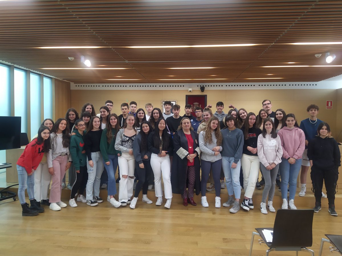 IesPintor's tweet photo. Hoy los alumnos del @IesPintor, de 4º de la ESO y 1º Bach han visitado el Palacio de Justicia de #Burgos (¡y los calabozos!), para aprender cómo funciona la Justicia, vestir las togas y subir al estrado. https://t.co/WBezJfDcLK