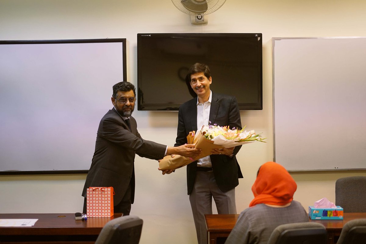 Highlights from the informative session led by Knowledge Streams CEO Dr. Sohail H. Naqvi at Beaconhouse National University Lahore. @BNULahore 

#KnowledgeStreams #InformativeSessions #UniversityVisits #TechTalk #Bootcamp #PersonalGrowth #StudentEvent #techtrends