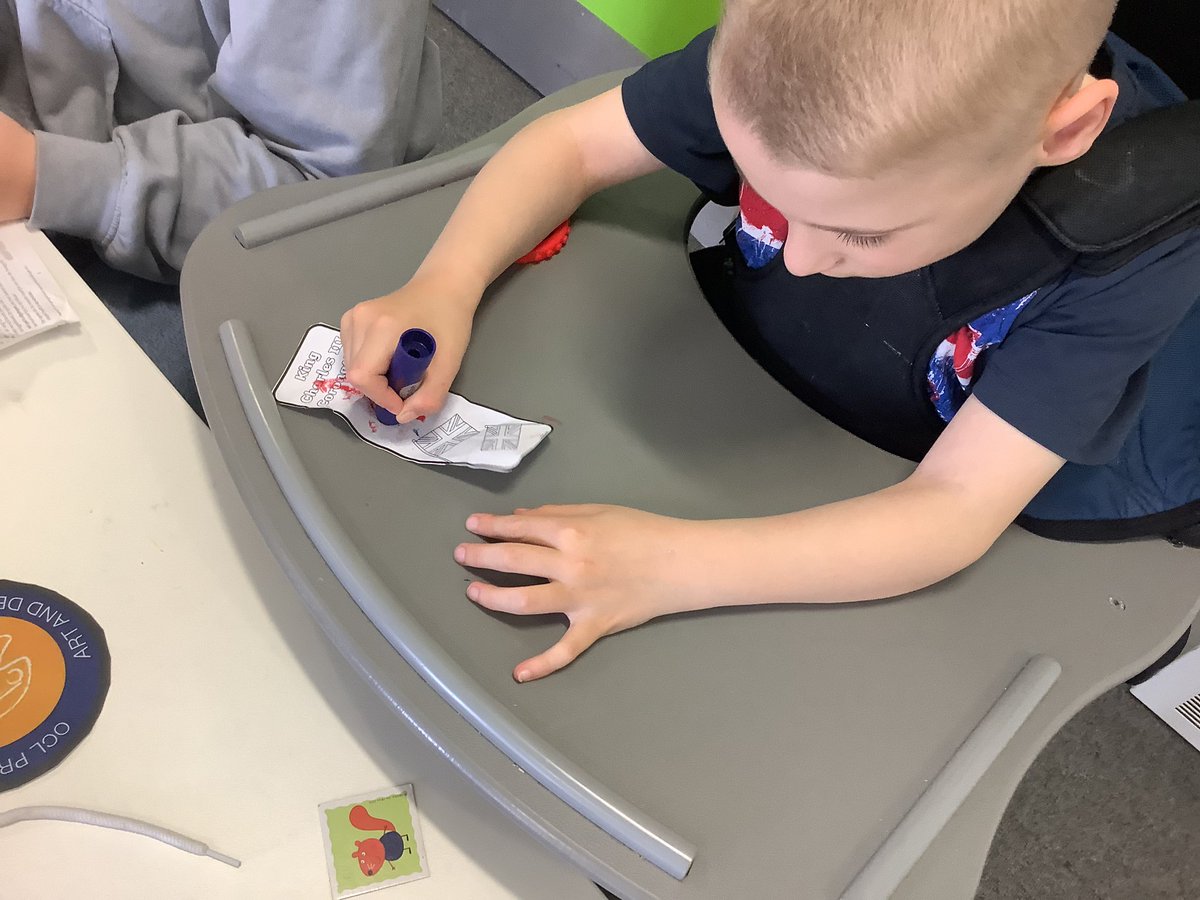 OABroadoak's tweet image. Beautiful bookmarks being made in #2GY this afternoon! 
#art #creative #y2