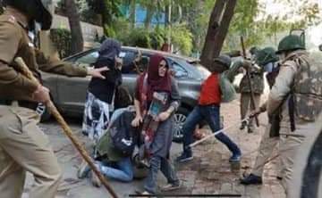 Abdullah3410Z's tweet photo. जो उस दिन हंस रहे थे आज उसी पुलिस उनको पिट रही हैं
#WFIProtest 
#JantarMantarProtest https://t.co/19kyf3baqt