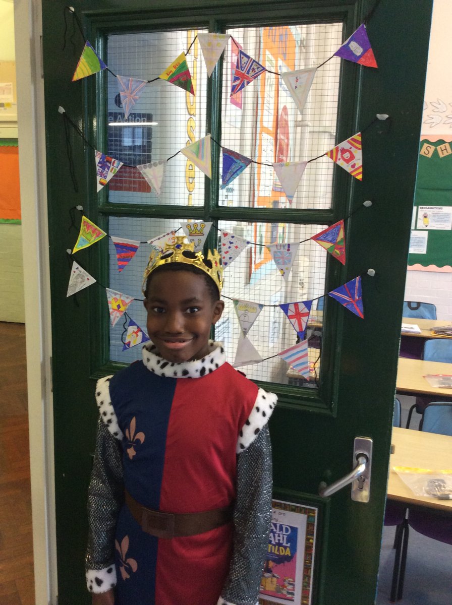 falconbrookSW11's tweet photo. Coronation fun in Year 4 with the children dressed as Kings and Queens. Don't you love the beautiful bunting that the children made? #royalfun #partofhisrory #loveatheme #coronation https://t.co/hhtP9UwTFp