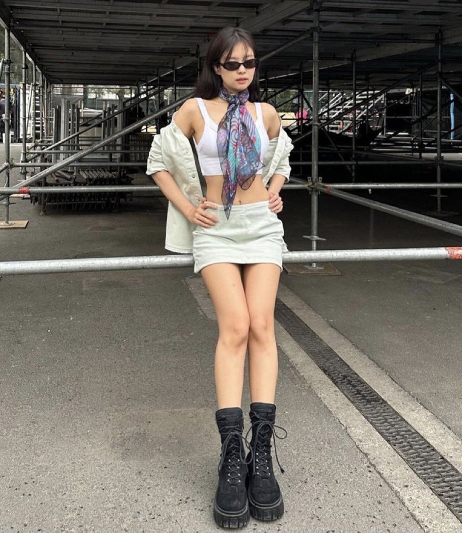 jentlevenom's tweet photo. @CalvinKlein oh this was the jacket she wore at soundcheck 

jennie for calvin klein https://t.co/KB5yLzcCuT