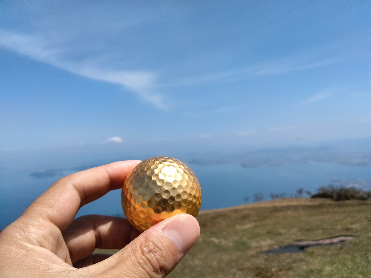 masarug5512's tweet photo. 家族で琵琶湖バレイに行ってきました✨
空も琵琶湖も青く澄み渡っていて風も心地よくめちゃくちゃ気持ち良かったです😄
勢い余って頂上付近で金箔ゴルフボールをティーアップ⛳ https://t.co/e3sRDFOErF