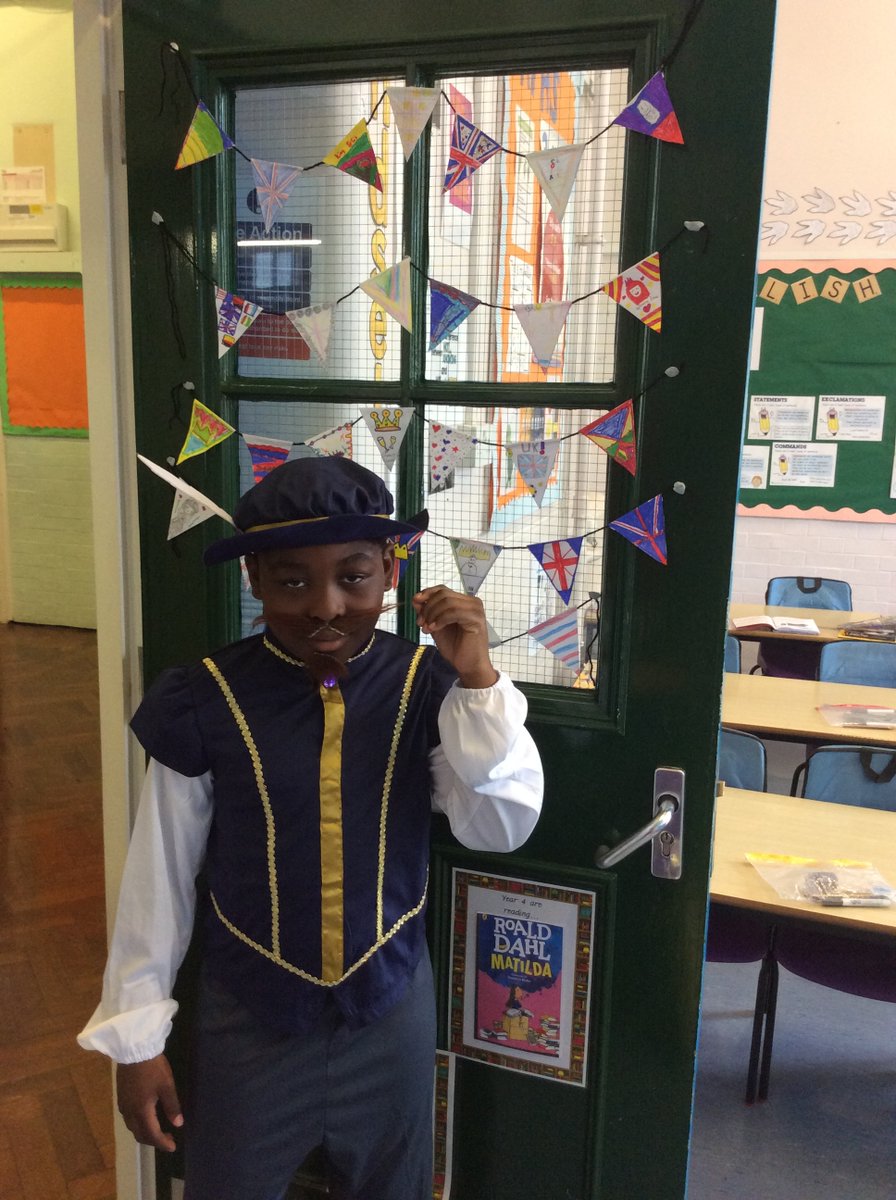 falconbrookSW11's tweet photo. Coronation fun in Year 4 with the children dressed as Kings and Queens. Don't you love the beautiful bunting that the children made? #royalfun #partofhisrory #loveatheme #coronation https://t.co/hhtP9UwTFp