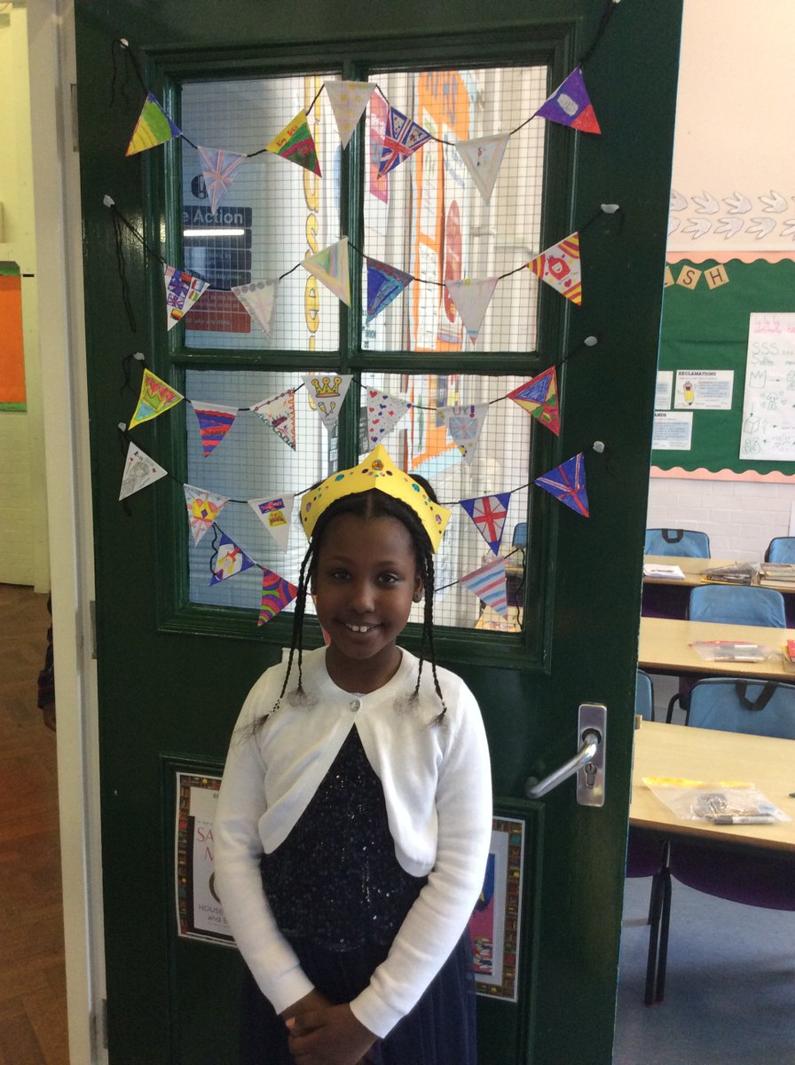 falconbrookSW11's tweet photo. Coronation fun in Year 4 with the children dressed as Kings and Queens. Don't you love the beautiful bunting that the children made? #royalfun #partofhisrory #loveatheme #coronation https://t.co/pxOdDJS8yR