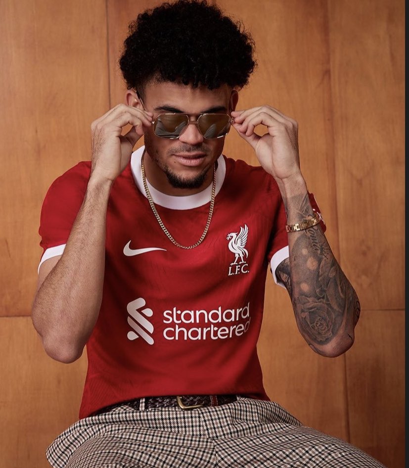 juniorlpr1924's tweet photo. 😎 @LuisFDiaz19 y un estilo épico, para el lanzamiento de la camiseta oficial del #Liverpool para la temp. 2023/24. https://t.co/so2YUTjwbE