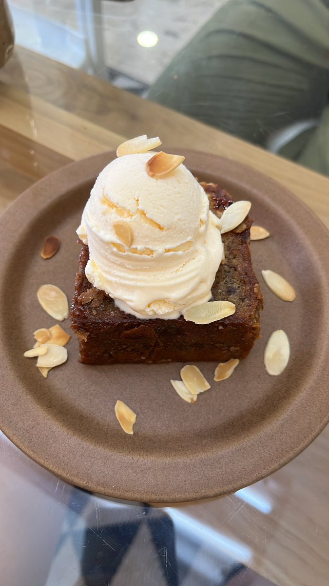 pongphoop's tweet photo. The best ของหวาน ย่ายนางลิ้นจี่ toast กล้วยหอม #รีวิวคาเฟ่ #คาเฟ่กรุงเทพ #underthesameroof #เค้กกล้วยหอม #ของหวาน https://t.co/zlkXIYcjQZ