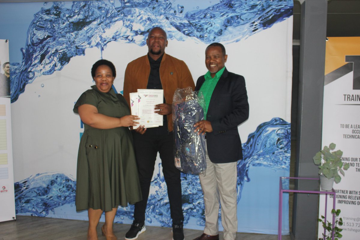 Rand_Water's tweet photo. 3/3 Thread
Training certificates were handed over to twenty (20) trained and qualifying NGOs earlier today in Eldorado Park.  

#RandWater #RandWaterFoundation #FindingNewWays [NS] https://t.co/8yT9t6uwjC